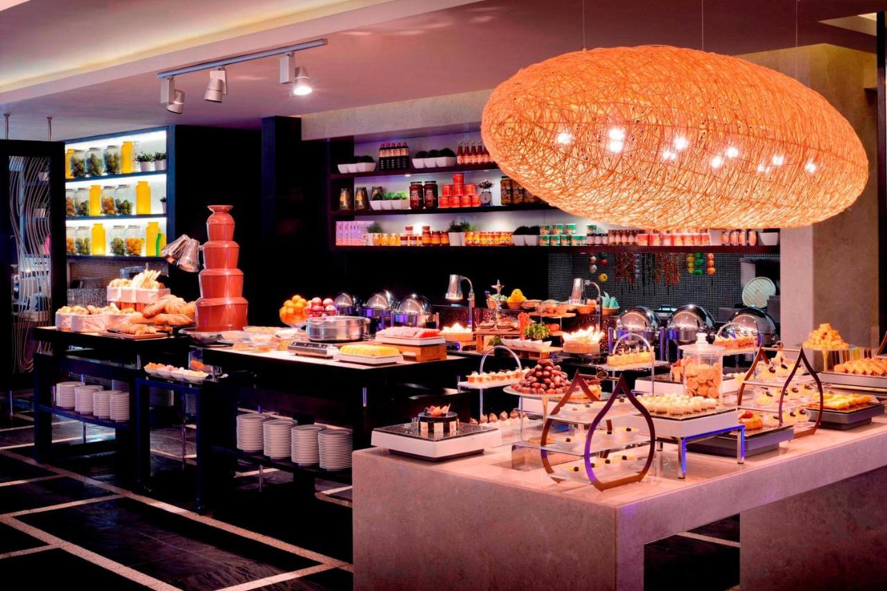 Marriott Hotel Al Jaddaf, Dubai Exterior foto The buffet at the restaurant