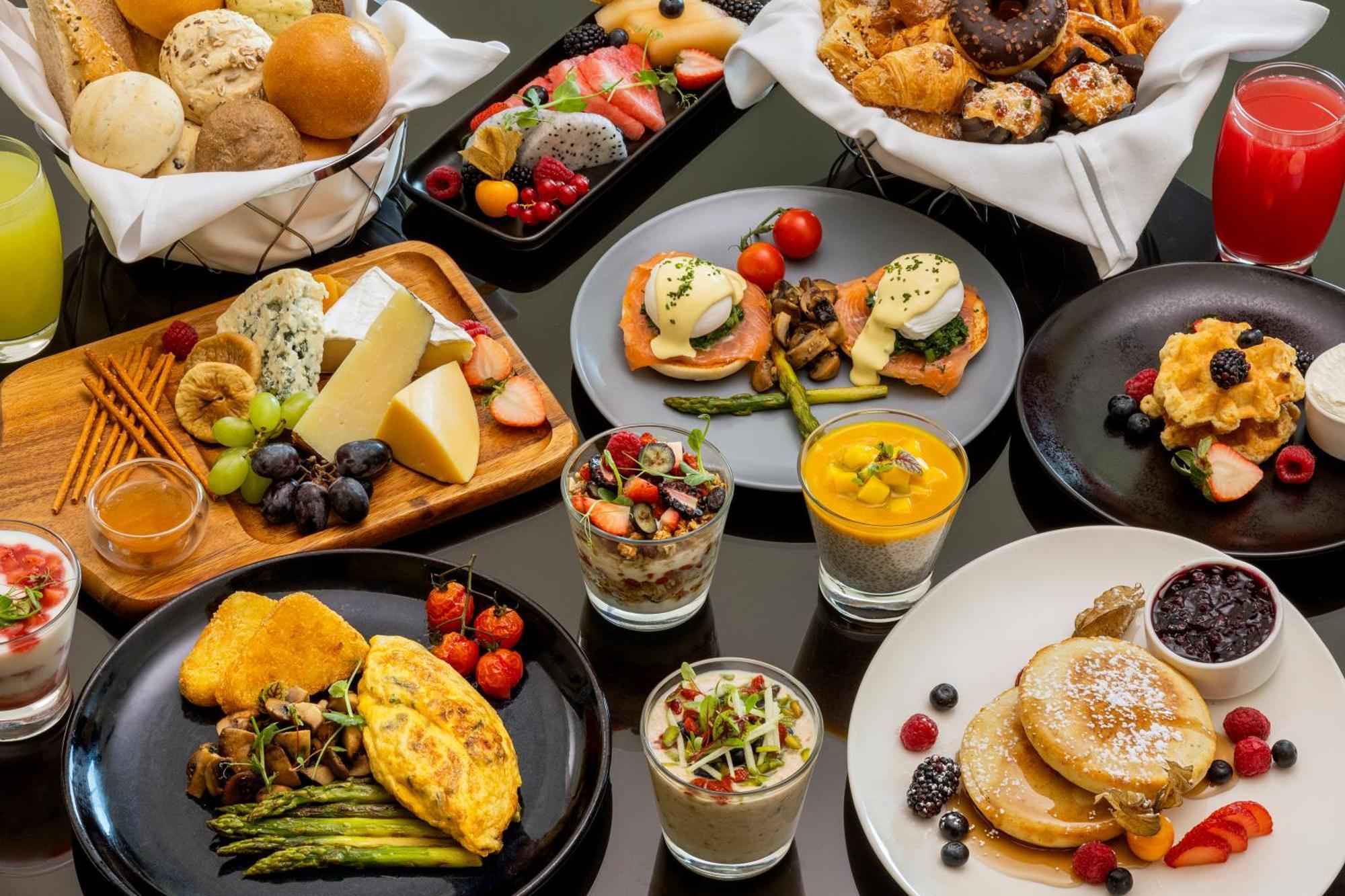 Marriott Hotel Al Jaddaf, Dubai Exterior foto A selection of breakfast items