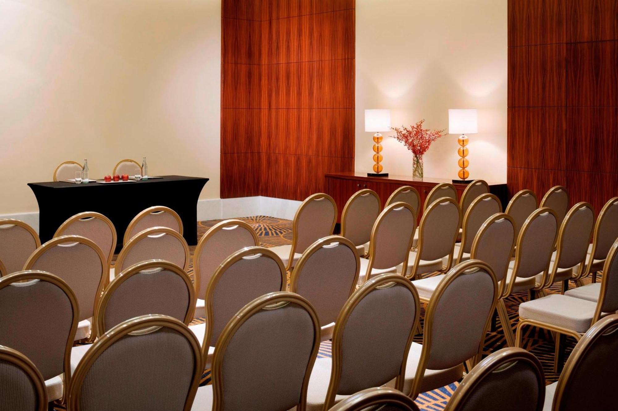Marriott Hotel Al Jaddaf, Dubai Exterior foto A meeting room at the Four Seasons Hotel in Washington, D.C.