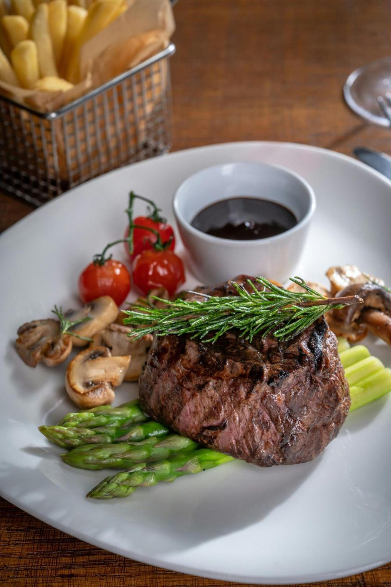 Marriott Hotel Al Jaddaf, Dubai Exterior foto A steak prepared with a sprig of tarragon