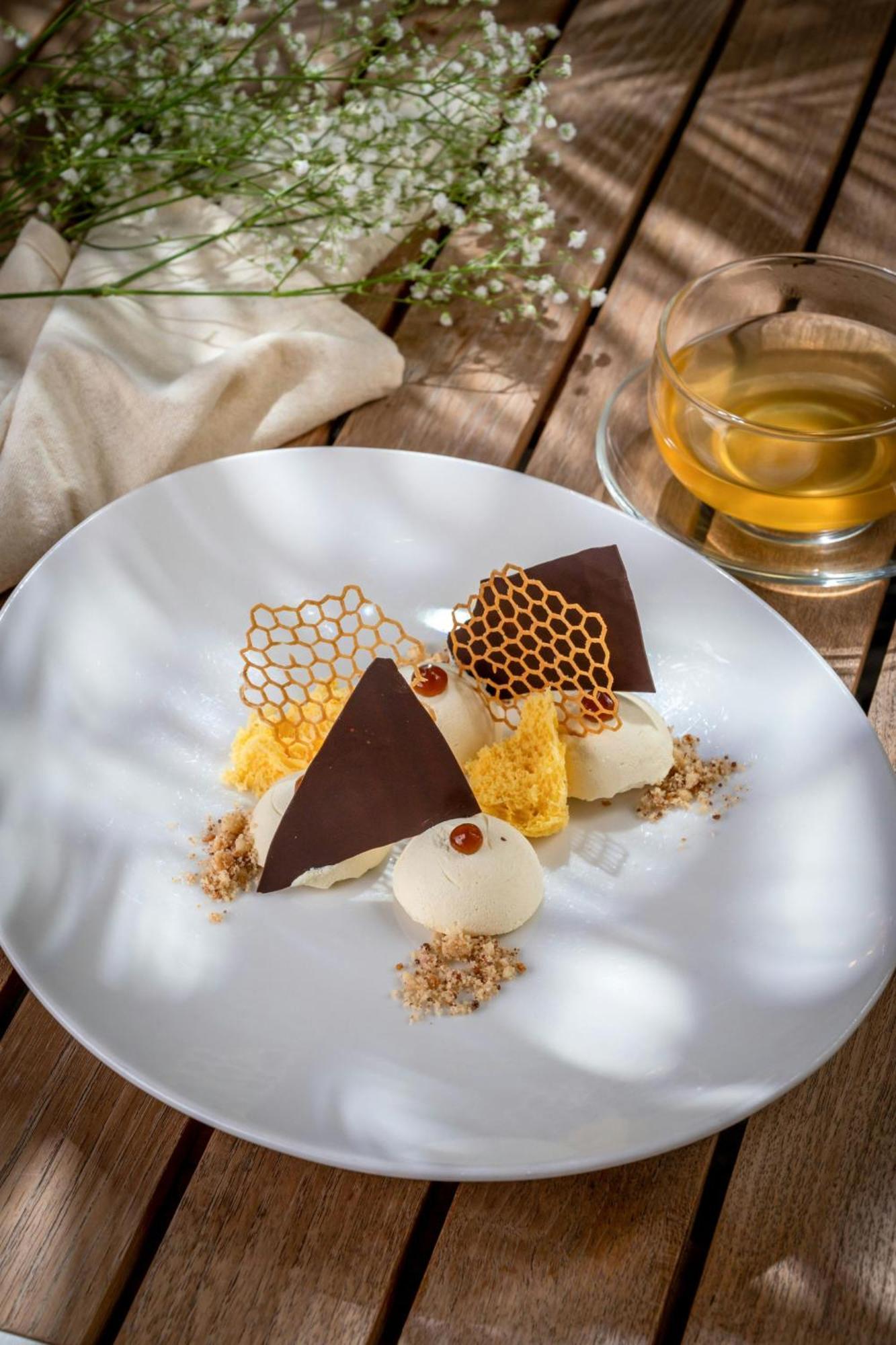Marriott Hotel Al Jaddaf, Dubai Exterior foto Chocolate and honey dessert