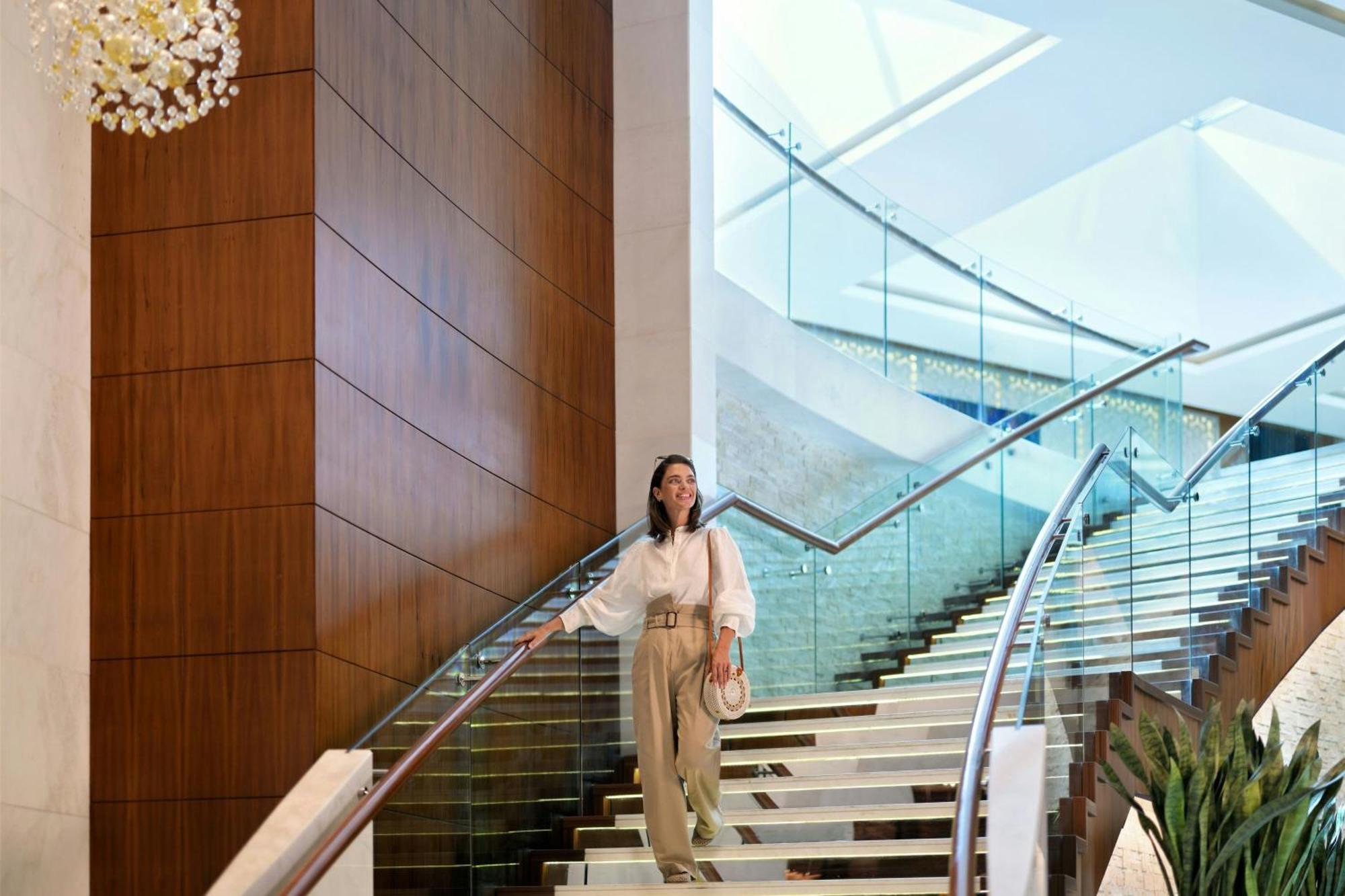 Marriott Hotel Al Jaddaf, Dubai Exterior foto The staircase at the lobby