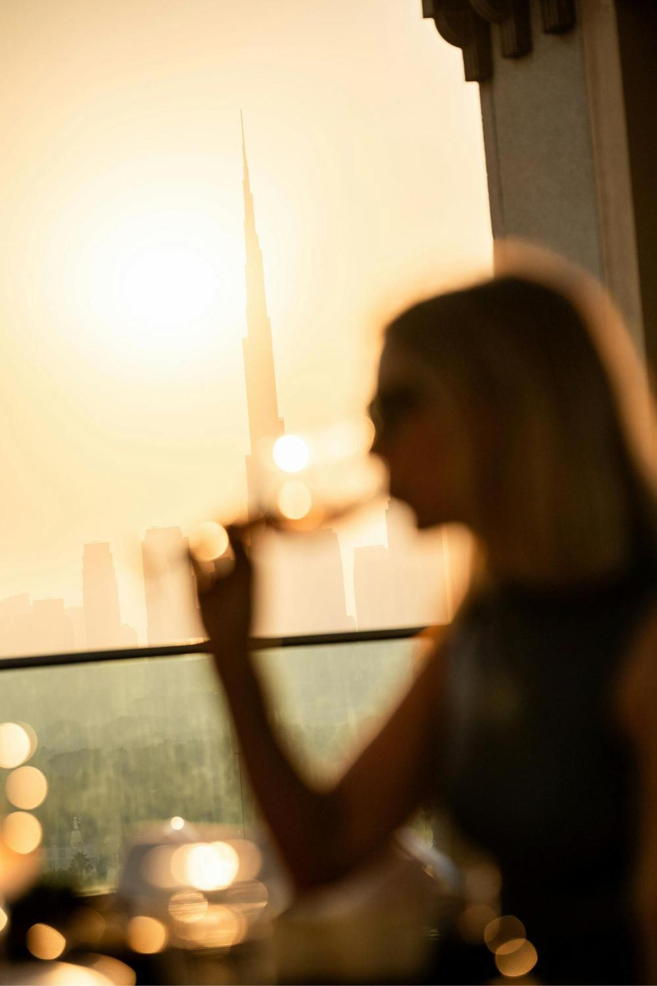 Marriott Hotel Al Jaddaf, Dubai Exterior foto A woman in a darkened room